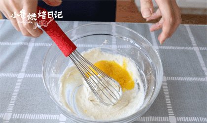 和烤箱模式说NO，好吃不上火的酸奶蒸蛋糕,加入蛋黄拌匀至细腻光滑的面糊。