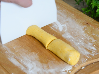 只需一根牙签，新手也能做出以假乱真的漂亮，黄金南瓜包,再将发酵后的面团搓成条，切成25g大小的剂子