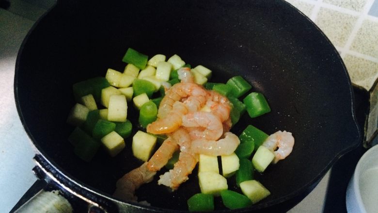 颜值在线的五彩虾仁,然后倒入腌制好的海虾，翻炒。