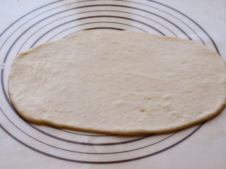 淡奶油老式面包,取一个面团，擀成薄片，