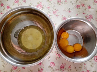 果酱蛋糕,蛋白与蛋黄分离，分别放在无油无水的干净盆里，