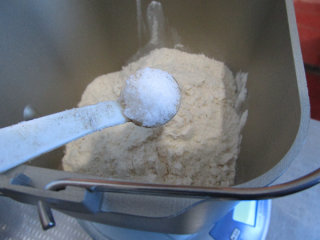 牛骨汤烩面,300克面粉加入3克的盐