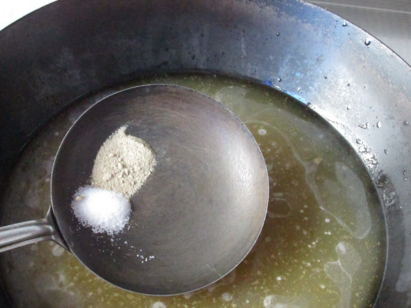 牛骨汤烩面,煲好的牛骨汤盛入炒锅中，加盐和胡椒粉调味
