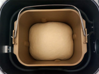 豹纹吐司,将面团放入面包机，启动发酵程序，发酵至两倍大。
