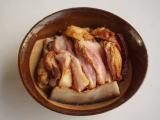 烧白,均匀的摆放在碗底
叨叨叨：蒸烧白最好使用底部扁平的碗，一是有利于肉片的摆盘，二是肉片能均匀的受热