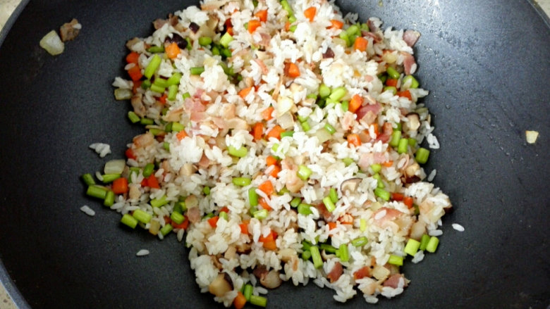 炒饭秀+培根炒饭,7.	加入米饭翻炒，加入盐调味，米饭炒散即可。
