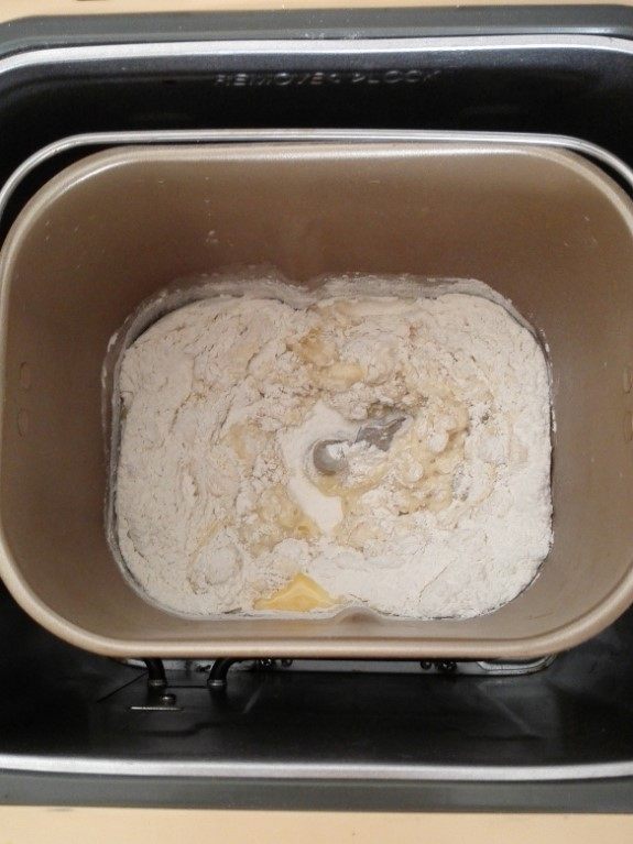 早餐+醇香丹麦卷,除黄油外的所有面团材料依次放入面包机，先放液体，后放面粉，面粉上挖坑埋好酵母，盐放在一角，面包机揉面20分钟后，加入软化好的黄油，继续揉面至完全阶段，启动发酵程序。
