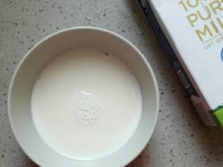 早餐+咖啡牛奶麦片,加热后观察牛奶的状态，柔滑而细腻，过了半分钟就看到牛奶表面起了一层奶皮，高品质的牛奶才能看到奶皮