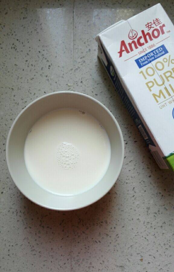 早餐+咖啡牛奶麦片,加热后观察牛奶的状态，柔滑而细腻，过了半分钟就看到牛奶表面起了一层奶皮，高品质的牛奶才能看到奶皮