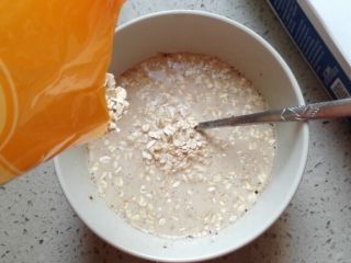 早餐+咖啡牛奶麦片,加入即食麦片，搅匀。喜欢加糖的可以加白砂糖