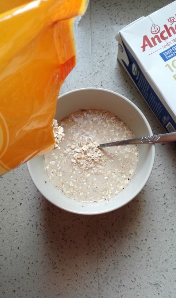 早餐+咖啡牛奶麦片,加入即食麦片，搅匀。喜欢加糖的可以加白砂糖