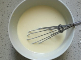 早餐+美式奶香松饼（无油无泡打粉）, 面粉中加入牛奶，盐，少量糖，与蛋黄搅拌均匀，至无粉粒，如果面粉能提前过筛最好了。