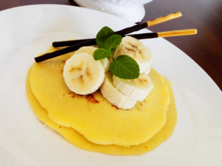 早餐+美式奶香松饼（无油无泡打粉）,也可以搭配其他的水果，这是跟香蕉的搭配。