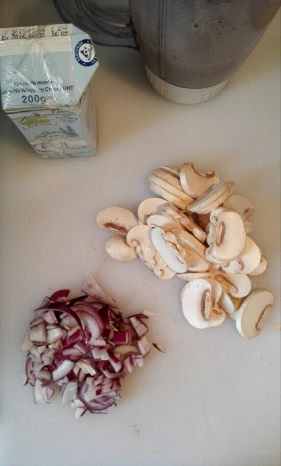 早餐+奶油蘑菇汤,蘑菇切片，洋葱切碎。取一部分蘑菇加少量水打碎成泥