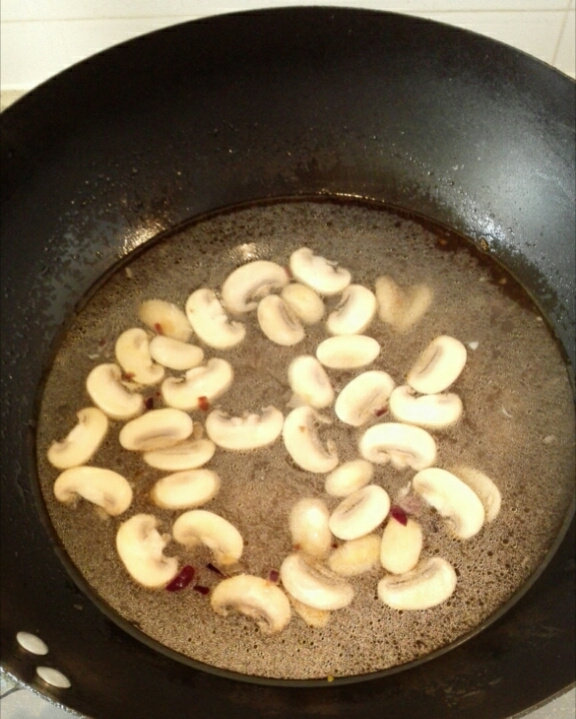 早餐+奶油蘑菇汤,锅中加凉水
