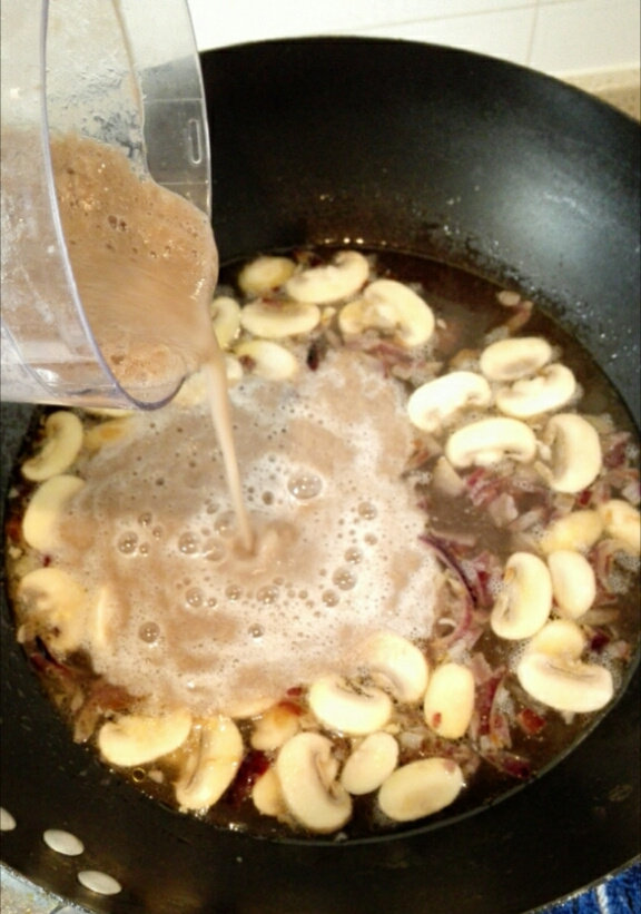 早餐+奶油蘑菇汤,倒入打碎的蘑菇泥，