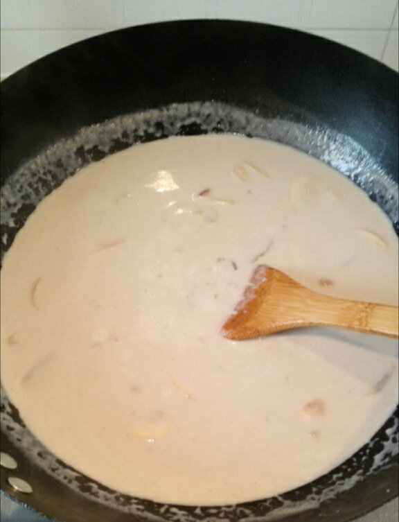 早餐+奶油蘑菇汤,倒入奶油搅拌均匀，煮开