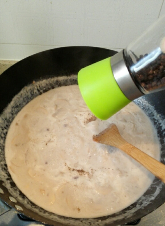 早餐+奶油蘑菇汤,放入盐、少许黑胡椒碎，搅拌均匀，关火