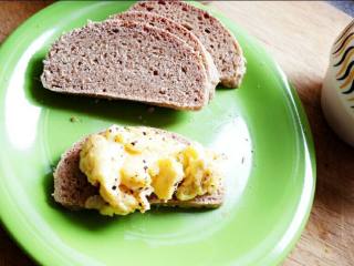 早餐+美式炒蛋tartine,提前做好的全麦欧包切片，放上松散的炒蛋，拧一些黑胡椒碎，搞定
