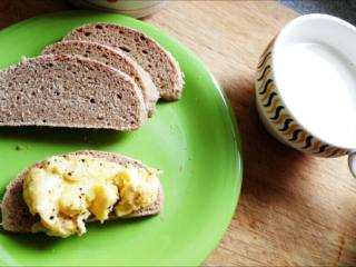 早餐+美式炒蛋tartine,配上一杯牛奶，早餐就是那么简单急速！