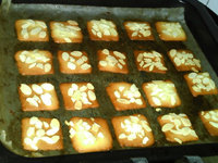 杏仁瓦片酥,放入预热180度的烤箱，中层，烤约5-8分钟，边缘上色，出炉
