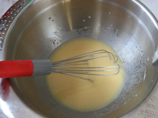 黑芝麻麻薯,加入鸡蛋，搅拌均匀。