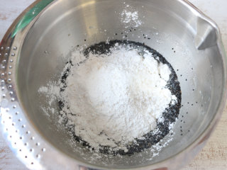 黑芝麻麻薯,加入麻薯专用粉。