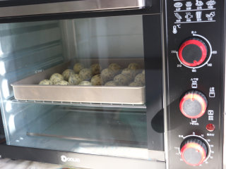 黑芝麻麻薯,烤盘入烤箱，上下火170度25分钟即可。