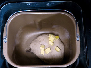 美味健康面包【红糖核桃软欧】,加入黄油，继续和面程序20分钟