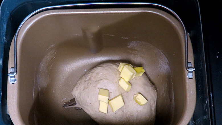 美味健康面包【红糖核桃软欧】,加入黄油，继续和面程序20分钟