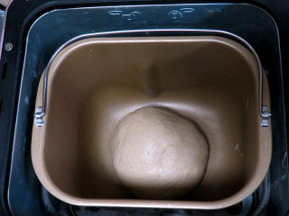 美味健康面包【红糖核桃软欧】,面团整理好放面包机桶内发酵