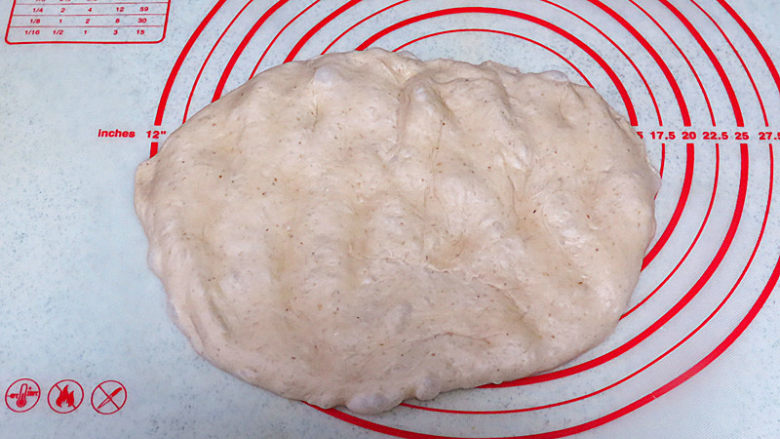美味健康面包【红糖核桃软欧】,取出面团，按压排出大气泡