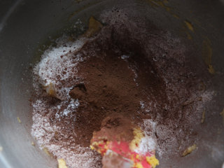 可可玛格丽特饼干,筛入低粉、玉米淀粉、盐、可可粉的混合物。