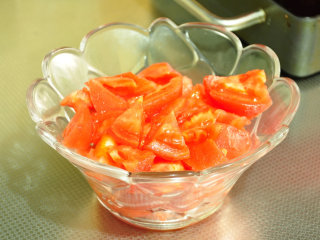 苏泊汤——冬日里的温暖,去皮后的西红柿切滚刀块。