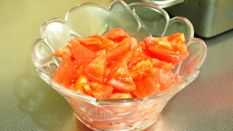苏泊汤——冬日里的温暖,去皮后的西红柿切滚刀块。