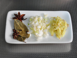 苏泊汤——冬日里的温暖,准备好花椒、八角、香叶，葱、姜切好备用。