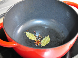 苏泊汤——冬日里的温暖,锅内再重新加少许油，油热后转小火放入花椒、八角和香叶煸出香味。