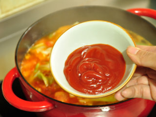 苏泊汤——冬日里的温暖,加番茄沙司，大火煮开后加盖转小火煮至菜熟。