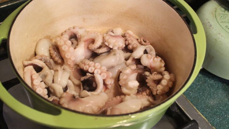溺水章鱼,将章鱼块放入铁锅拌炒约2分钟。