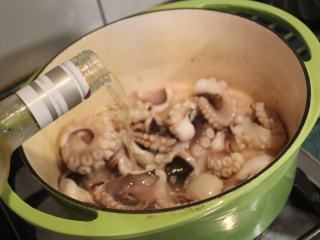 溺水章鱼,加入约50CC白葡萄酒，煮一下让酒精挥发。