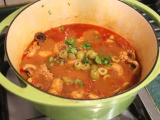 溺水章鱼,掀开锅盖，加入中间加入酸豆、一半的意大利香菜和橄榄。