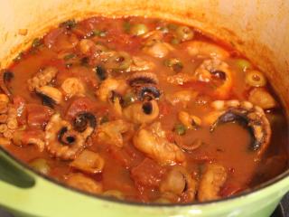 溺水章鱼,加入剩下的意大利香菜、胡椒，上桌。