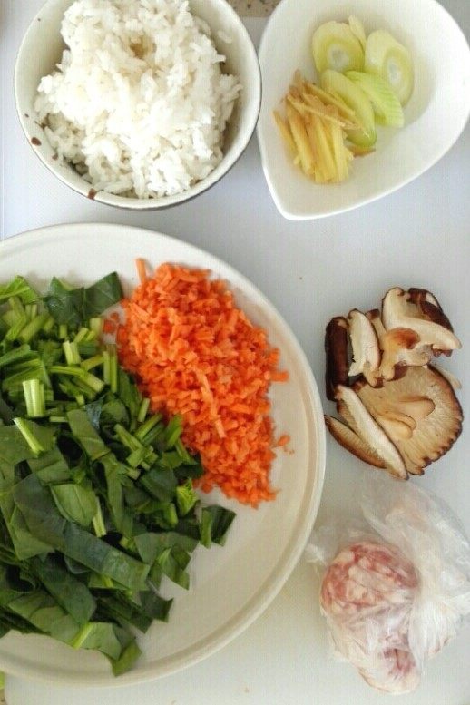 早餐+菠菜香菇肉末粥, 菠菜洗净切小段、胡萝卜切小丁、香菇切片、葱切段、姜切细丝备用