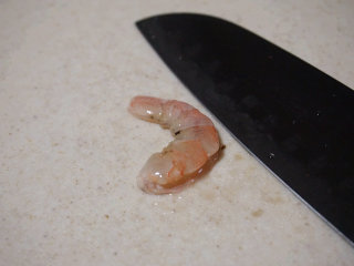香辣芋儿虾,将虾仁从背部剖开，去除虾线