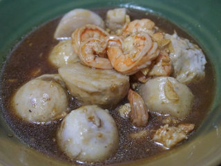 香辣芋儿虾,将煮熟的虾仁带汤一起浇在芋头上