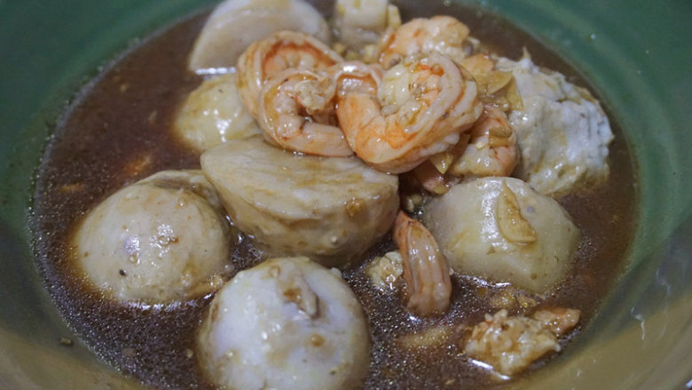 香辣芋儿虾,将煮熟的虾仁带汤一起浇在芋头上
