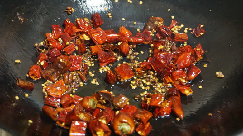 香辣芋儿虾,锅内倒适量油烧热后，投入花椒粒、干辣椒节炝香
 
