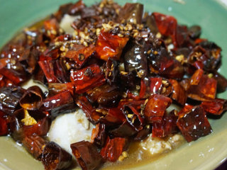香辣芋儿虾,将炝香的辣椒浇在虾仁上，撒上葱花和芹菜段即可