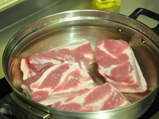 不可忘却的味道——卤肉饭,带皮五花肉洗净，入冷水锅中煮。