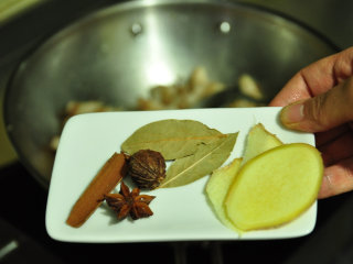 不可忘却的味道——卤肉饭,将八角、草果、桂皮、香叶和生姜片一起放入锅中翻炒。